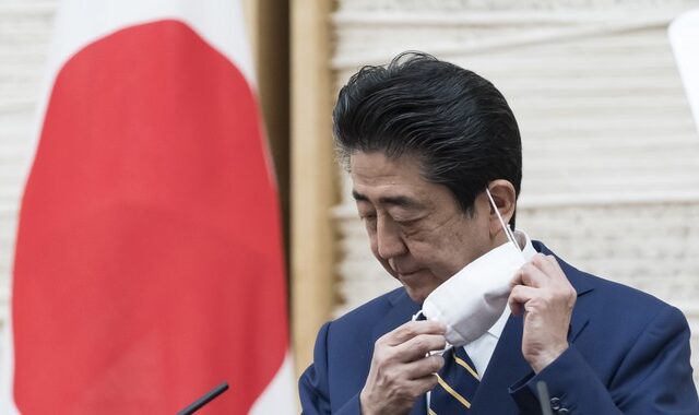 “Ποιος νομίζεις πως είσαι;” Έξαλλο το Twitter με τον Ιάπωνα πρωθυπουργό