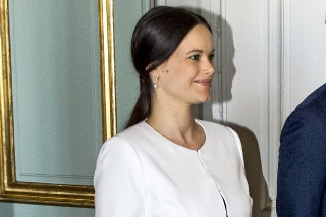 Κορονοϊός – Σουηδία: Έβγαλε το στέμα η πριγκίπισσα Σοφία και φόρεσε ιατρική στολή