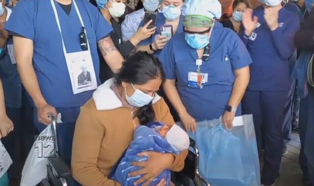 Γέννησε ενώ ήταν σε τεχνητό κώμα και τώρα κρατά το παιδί της για πρώτη φορά