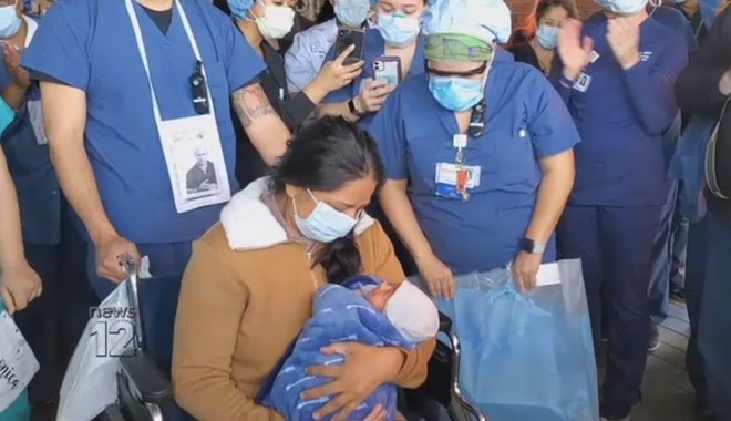Γέννησε ενώ ήταν σε τεχνητό κώμα και τώρα κρατά το παιδί της για πρώτη φορά