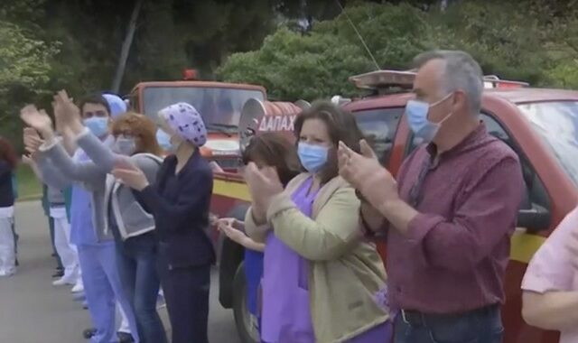 Κορονοϊός: Οι πυροσβέστες χειροκρότησαν τους ήρωες του νοσοκομείου “Σωτηρία”