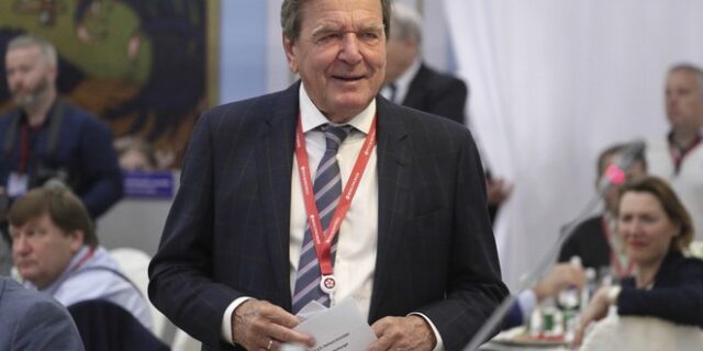 Στη Μόσχα ο πρώην Καγκελάριος της Γερμανίας Γκέρχαρντ Σρέντερ