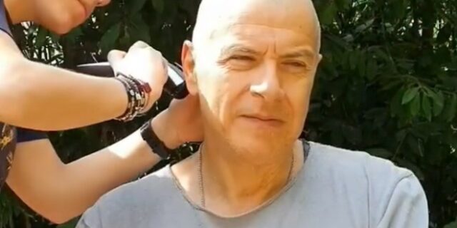 Κορονοϊός: Ο Σταύρος Θεοδωράκης πήρε τα μαλλιά του σύρριζα