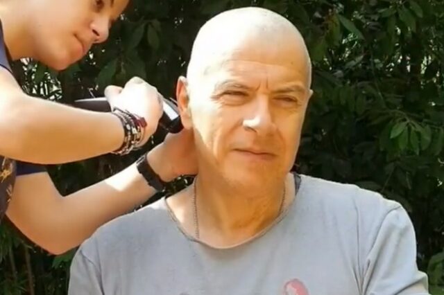 Κορονοϊός: Ο Σταύρος Θεοδωράκης πήρε τα μαλλιά του σύρριζα