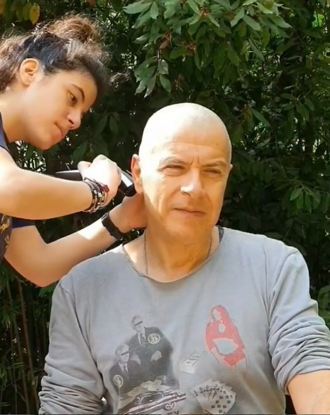 Κορονοϊός: Ο Σταύρος Θεοδωράκης πήρε τα μαλλιά του σύρριζα