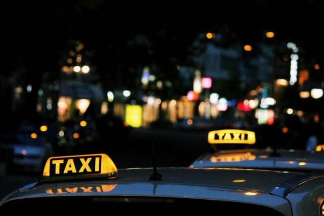 Κορονοϊός: Τριάντα ημέρες στο τιμόνι ενός ταξί στην καραντίνα