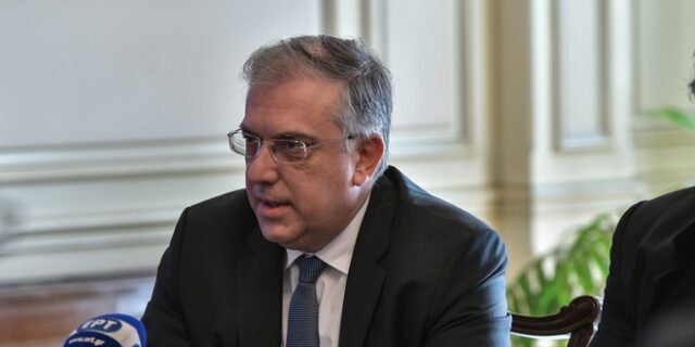 Το γραφείο τύπου του ΥΠΕΣ απαντά στον Σκουρλέτη: “Ας εξοικειωθεί έστω για μια φορά με την αλήθεια”