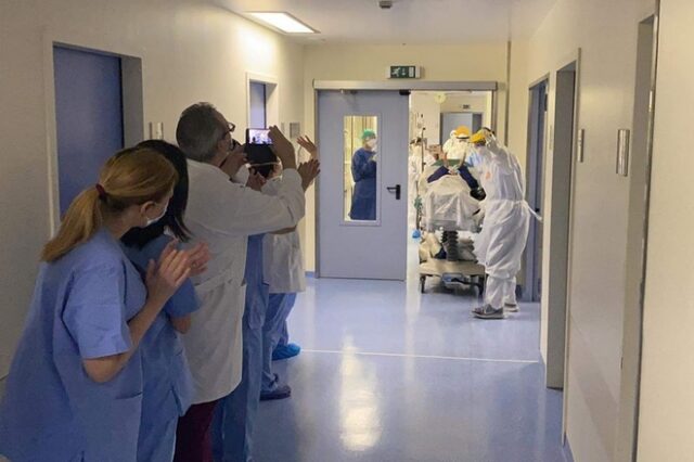 Θριάσιο: Η συγκινητική στιγμή που ασθενής βγαίνει από την εντατική
