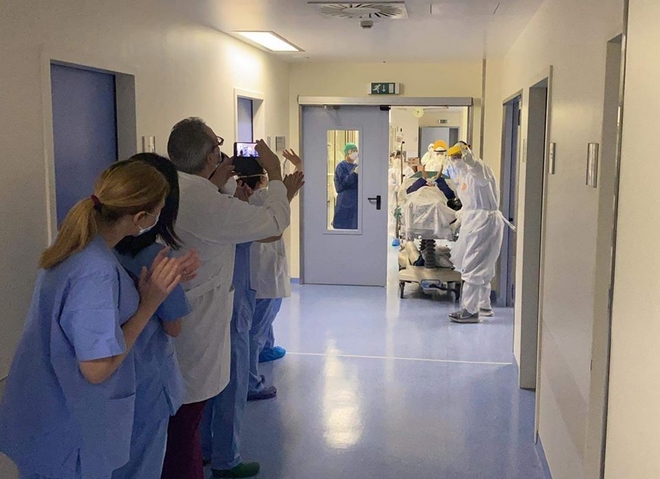 Θριάσιο: Η συγκινητική στιγμή που ασθενής βγαίνει από την εντατική
