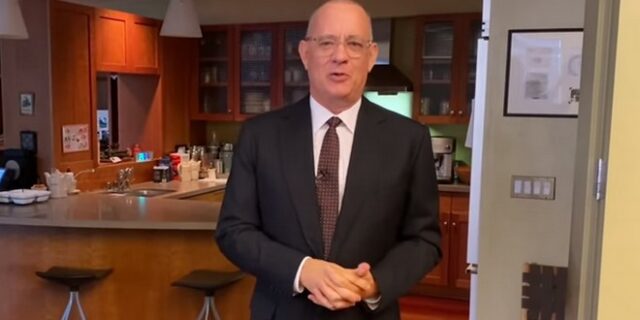 Ο Τομ Χανκς παρουσίασε το Saturday Night Live από την κουζίνα του