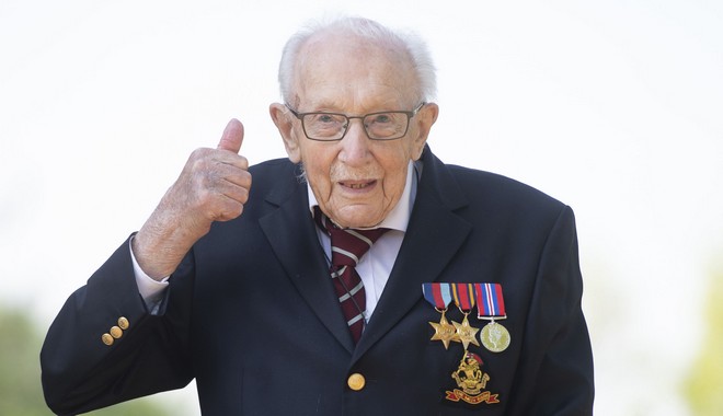 Βρετανία: Ο σούπερ παππούς έκλεισε τα 100 και η Βασίλισσα τον προήγαγε σε συνταγματάρχη