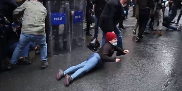 Τουρκία: Άγρια καταστολή και δακρυγόνα στην κηδεία της Helin Bolek