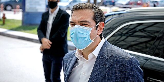 Ο Τσίπρας στο Αττικό Νοσοκομείο: “Ήρθα να σας συγχαρώ”
