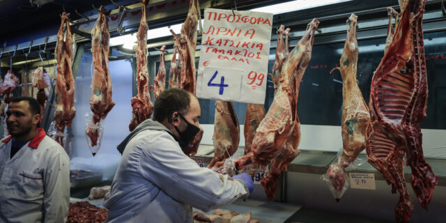 Ψήνουμε σπίτι: Πόσο θα μας κοστίσει φέτος το πασχαλινό τραπέζι