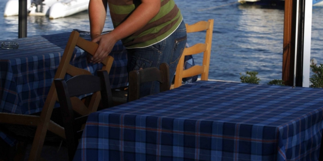 Βόλος: Άνοιξε την ταβέρνα του και σέρβιρε δίπλα στο κύμα