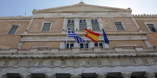 Κορονοϊός: Η ισπανική σημαία στη Βουλή των Ελλήνων ως έκφραση αλληλεγγύης
