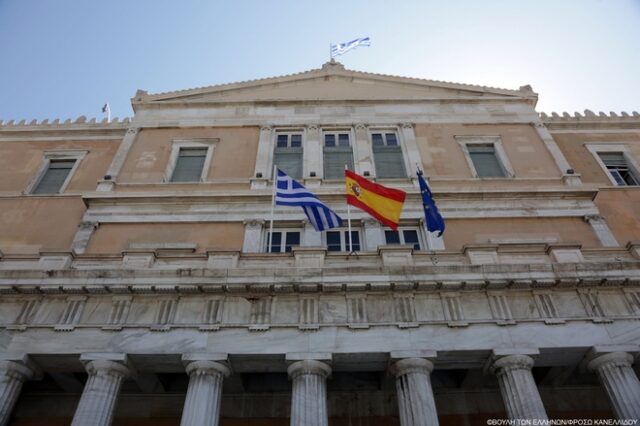 Κορονοϊός: Η ισπανική σημαία στη Βουλή των Ελλήνων ως έκφραση αλληλεγγύης