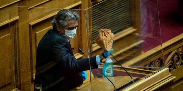 Η Βουλή πίσω από το πλεξιγκλάς