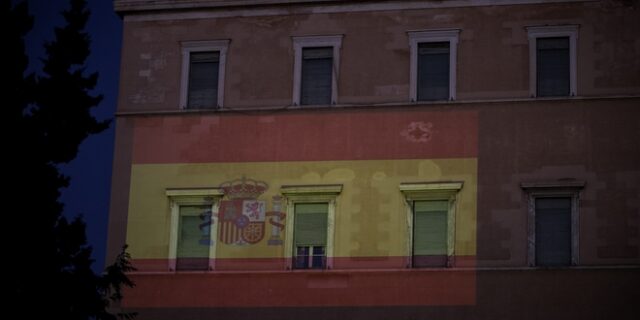 Κορονοϊός: Με τα χρώματα της ισπανικής σημαίας η ελληνική Βουλή