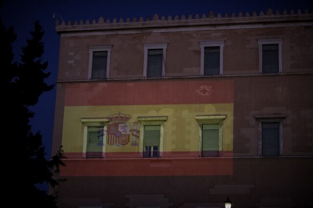 Κορονοϊός: Με τα χρώματα της ισπανικής σημαίας η ελληνική Βουλή