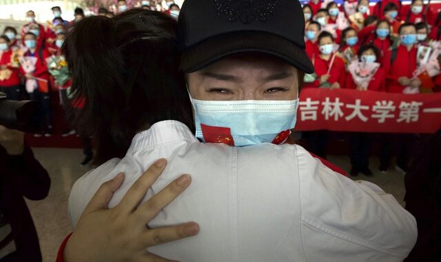 Κορονοϊός: Δάκρυα χαράς στην Κίνα για το τέλος της καραντίνας στη Γουχάν