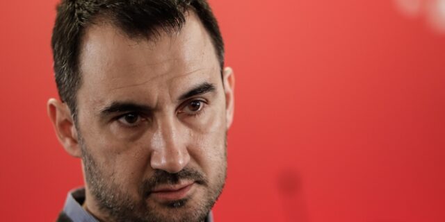 Χαρίτσης: Υποκριτική η στάση της κυβέρνησης απέναντι σε γιατρούς και νοσηλευτές