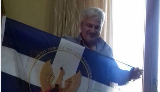 Χριστόφορος Ανδρίτσος: Διαγραφή από τη ΝΔ για τη φωτογραφία με σημαία της χούντας