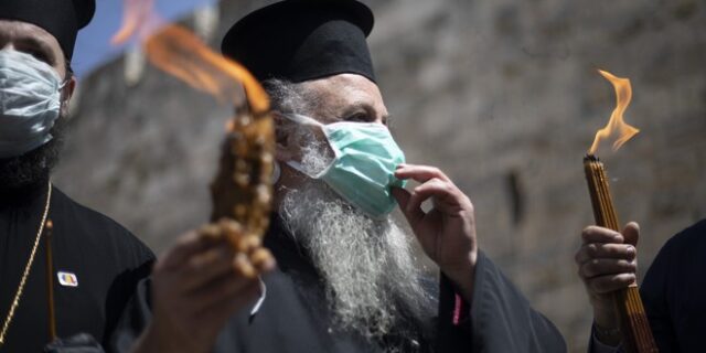 Πάσχα: Η τελετή αφής του Αγίου Φωτός και η Ανάσταση σε άλλες ορθόδοξες χώρες
