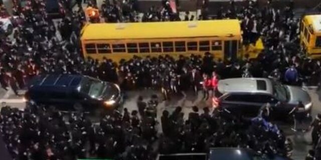 Ποιο lockdown; Λαοθάλασσα Ορθόδοξων Εβραίων σε κηδεία Ραβίνου στη Νέα Υόρκη!