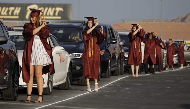 Λας Βέγκας: Σχολείο έκανε drive-thru αποφοίτηση σε πίστα μηχανοκίνητου αθλητισμού