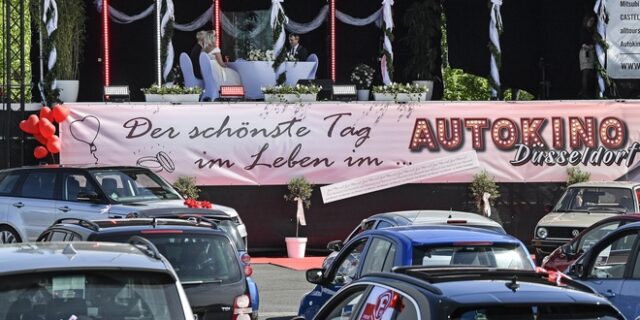 Γάμος σε Drive-in cinema: Εκατοντάδες καλεσμένοι παρέμειναν στα αυτοκίνητά τους