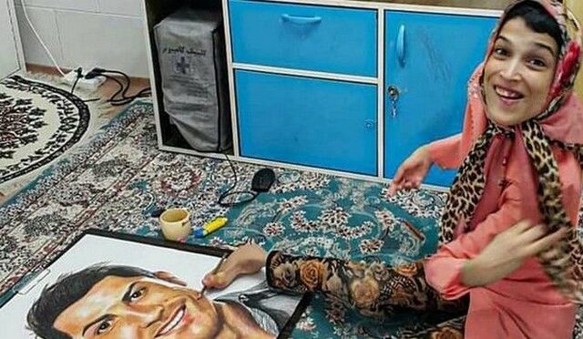 Η παράλυτη Ιρανή που ζωγράφισε με τo πόδι τα πορτρέτα Μέσι – Ρονάλντο