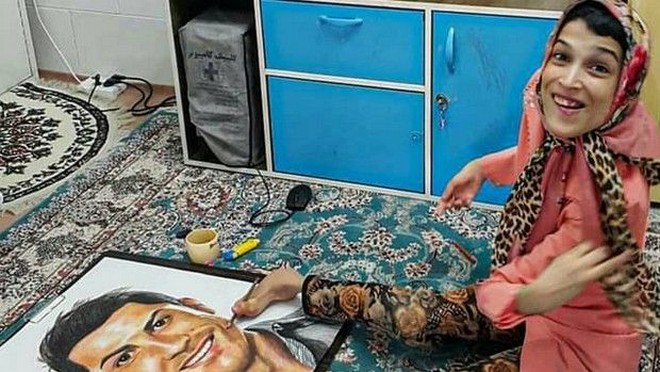 Η παράλυτη Ιρανή που ζωγράφισε με τo πόδι τα πορτρέτα Μέσι – Ρονάλντο