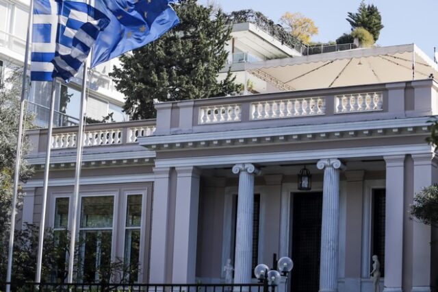 Παρέμβαση Ρουβίκωνα έξω από το Μέγαρο Μαξίμου – Επτά συλλήψεις