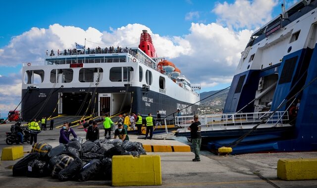 Στο λιμάνι του Πειραιά 142 μετανάστες και πρόσφυγες από τη Μυτιλήνη