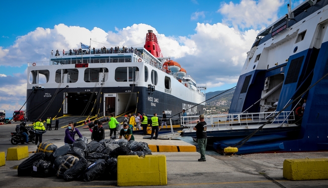 Στο λιμάνι του Πειραιά 142 μετανάστες και πρόσφυγες από τη Μυτιλήνη
