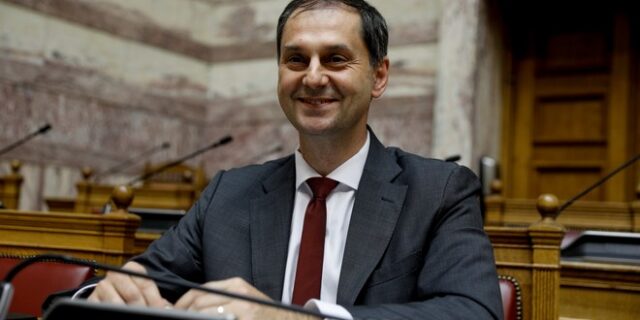 ΣΥΡΙΖΑ για Θεοχάρη: Προκλητικό να επιχαίρεις για 3.000 νεκρούς από τον κορονοϊό