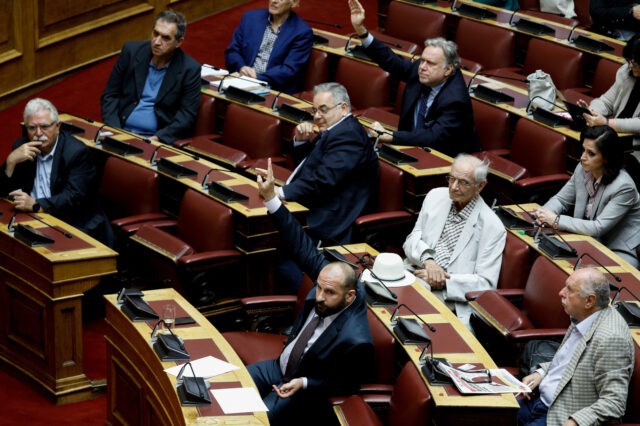 Βουλή: “Όχι” σε άρση ασυλίας 54 βουλευτών του ΣΥΡΙΖΑ για τη Συμφωνία των Πρεσπών