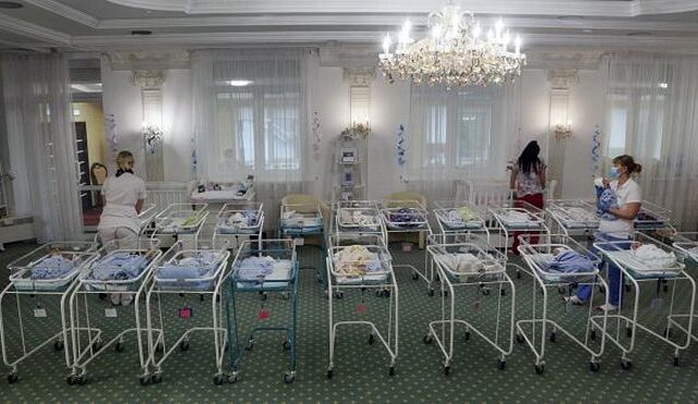 Ουκρανία: Το δράμα δεκάδων νεογέννητων χωρίς οικογένεια