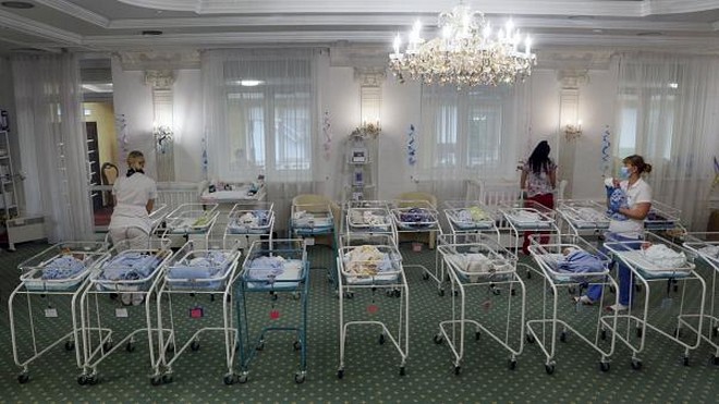 Ουκρανία: Το δράμα δεκάδων νεογέννητων χωρίς οικογένεια