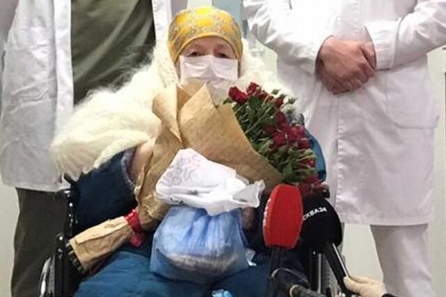 Ρωσία: 100χρονη ανάρρωσε από τον κορονοϊό – Πήρε εξιτήριο στα γενέθλιά της