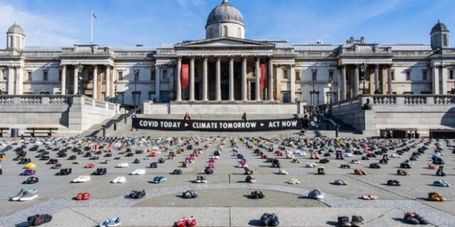 Λονδίνο: Γιατί ακτιβιστές τοποθέτησαν παιδικά παπούτσια στην Πλατεία Τραφάλγκαρ