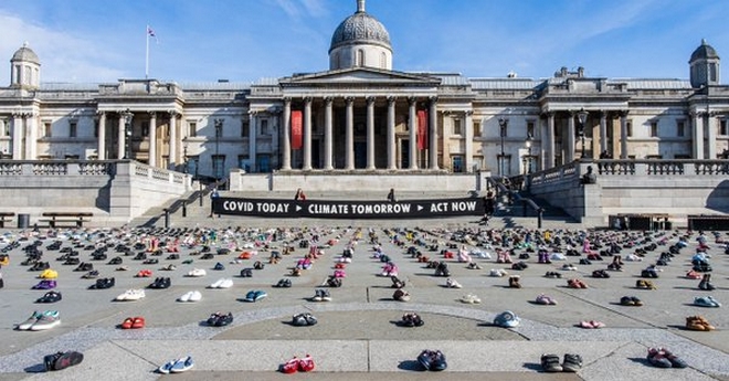 Λονδίνο: Γιατί ακτιβιστές τοποθέτησαν παιδικά παπούτσια στην Πλατεία Τραφάλγκαρ