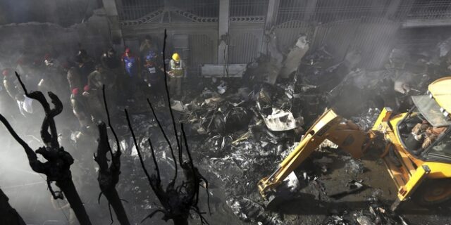 Πακιστάν: Βίντεο από την στιγμή της συντριβής του αεροσκάφους – 56 οι επιβεβαιωμένοι νεκροί – Δύο διασωθέντες
