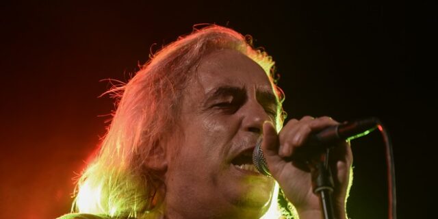 Γιάννης Αγγελάκας: “Εφήμερα πολιτικά κοκοράκια σταματήστε να κρίνετε εξ ιδίων”