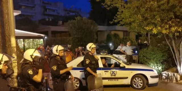 Νύχτα έντασης στην Αγία Παρασκευή, με νεαρούς στην πλατεία