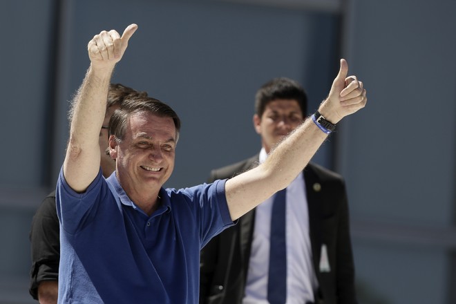 Μπολσονάρου από άλλο πλανήτη: “Χτυπήστε δυνατά” τα μέτρα περιορισμού του κορονοϊού