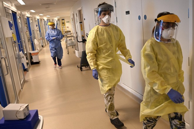Βρετανία – Κορονοϊός: Νοσοκομείο αρνείται τις εισαγωγές ασθενών λόγω μεγάλου αριθμού κρουσμάτων