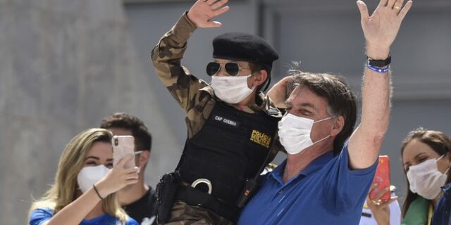Βραζιλία: Ο Μπολσονάρο βγάζει φωτογραφίες με παιδιά αψηφώντας τα μέτρα