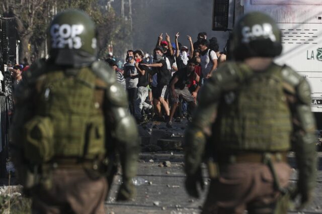 Χιλή: Ωμη βαρβαρότητα από αστυνομικό – Πετά από γέφυρα ανήλικο διαδηλωτή